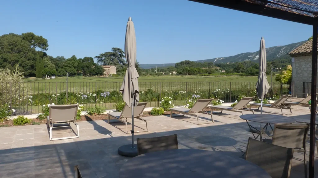 Terrasse paysagère avec espace détente, massifs fleuris et vue dégagée sur le Luberon