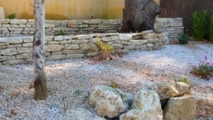 mur en pierre sèche enrochement vaucluse