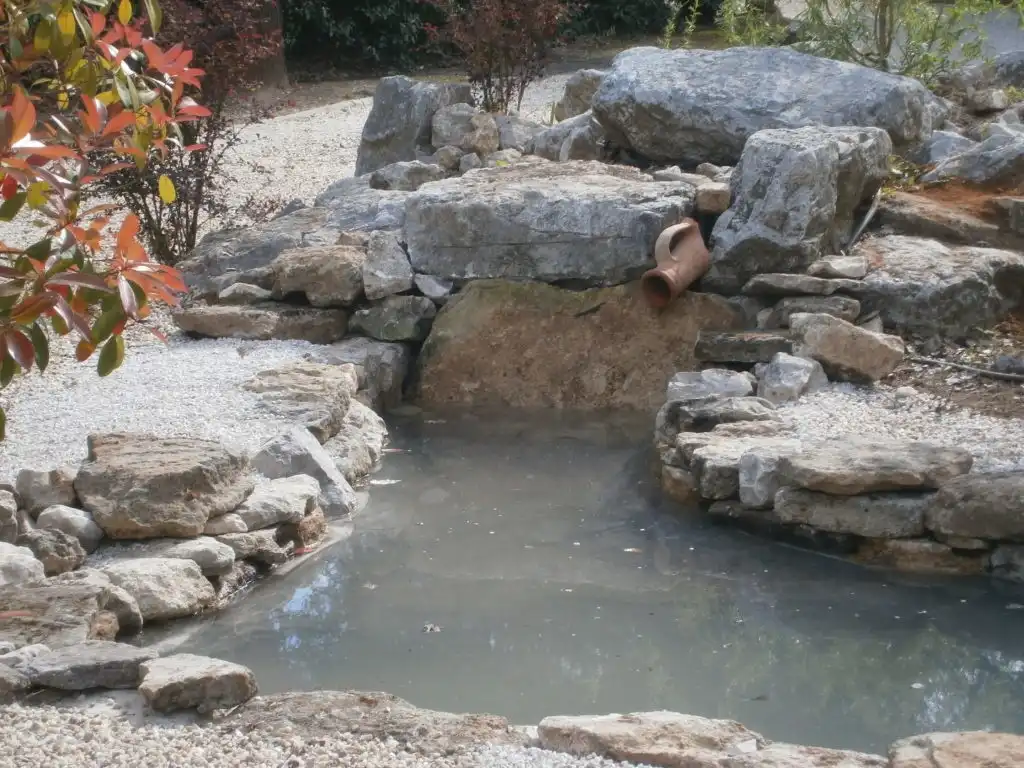 Bassin de jardin rustique en pierre naturelle avec petit écoulement d’eau