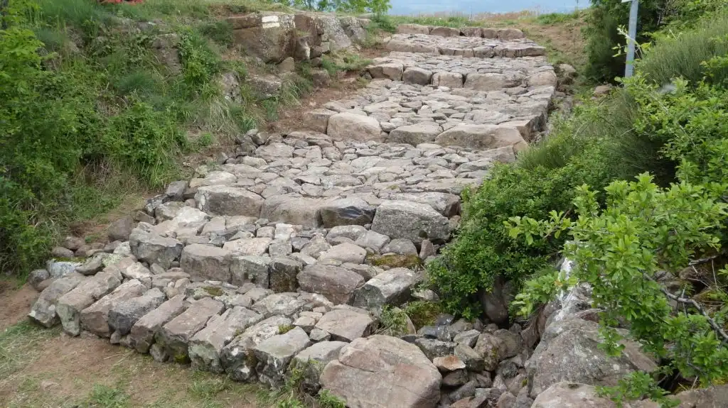 Chemin en pierre naturelle aménagé en pente dans un jardin ou espace naturel