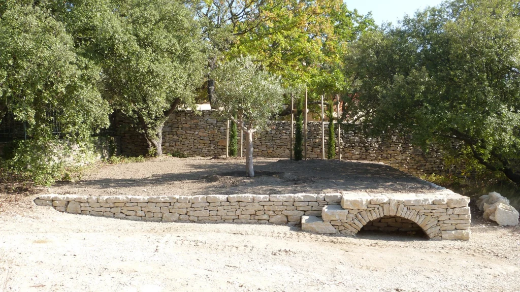 Jardin méditerranéen avec restanque en pierre sèche, olivier et muret paysager