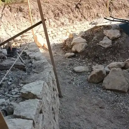 Construction d’un mur de soutènement en pierre sèche à Velleron pour structurer le terrain et l’entrée de la propriété
