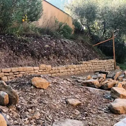 Construction d’un mur de soutènement en pierre sèche à Velleron pour retenir et structurer un terrain en pente