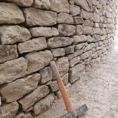 Mur de soutènement en pierre sèche réalisé à Velleron pour l’aménagement d’une entrée et d’une zone de stationnement
